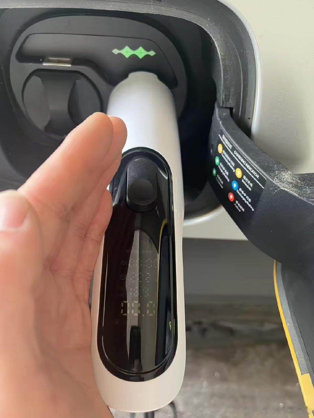告别充电焦虑｜致尼便携式随车充 3.5kw
比亚迪车主刚需好物✅
不用布线不用安装，家用插座就能充
免接地设计，乡下老房也能正常用
功率稳定，慢充养护电池，充满自动断电
防水防尘，多重防护充电更踏实
收纳不占空间，居家出行一车常备 ​