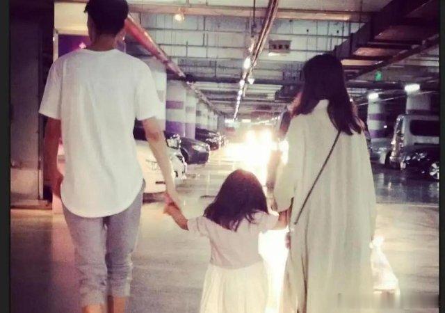 原来他们是夫妻，《早春晴朗》他23岁英年早婚，女儿16岁了，40岁站那儿比剧里还逆天 ​