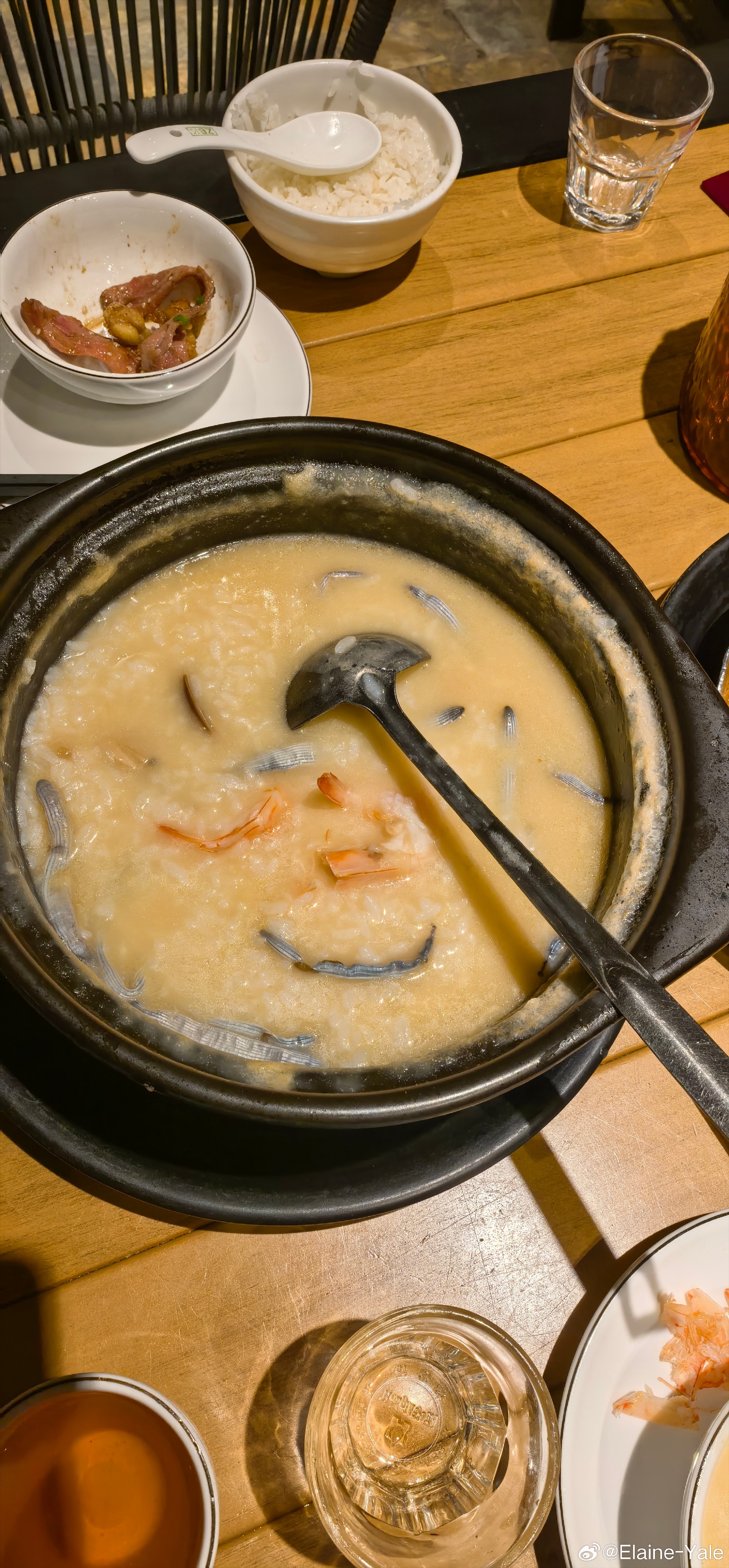 今天上午花园楼下早茶，券后价100左右，才好吃，猪杂好多肠。  然后湖...