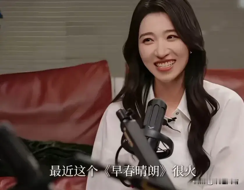 王格格问刘恋：“大家都说你跟《早春晴朗》的男主有某些方面的契合，女主叫桃桃，你的萨摩耶也叫桃桃，他们剧里也有一个萨摩耶，是不是以你们公司为原型的啊？”刘恋：“我不知道啊，我特别想和《早春晴朗》的作者聊聊。”

网上都在说《早春晴朗》里的广告公司，是以刘恋之前上班的奥美为原型，因为里面的设定和奥美非常