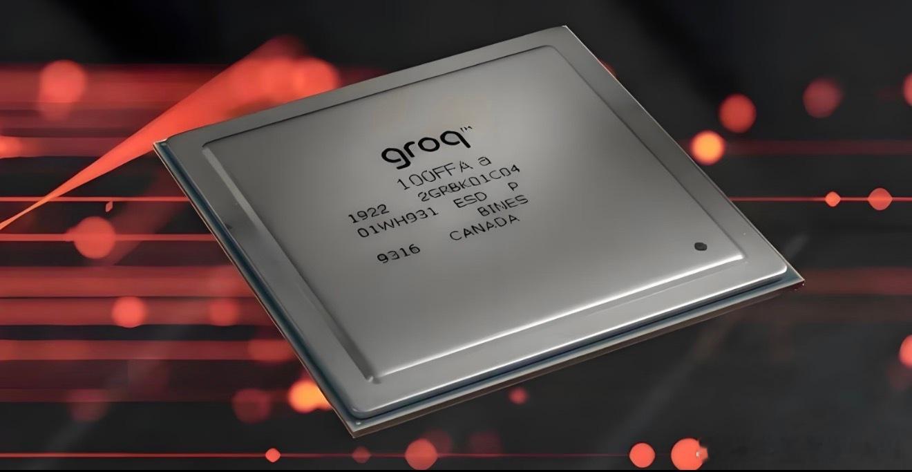 #人工智涨ultra的行业观察# 

那个被英伟达收购的 Groq，下一代芯片计划采用 3DS 3D 堆叠 DRAM 技术，告别以往大容量 SRAM 路线。

就是小米O100芯片差不多的思路……

就是用 TSV 通孔垂直堆叠内存裸片，在不大幅扩大芯片面积前提下，拉高存储容量与供电效率。

还是HBM太贵，产能太少，3DS 保留标准  ​