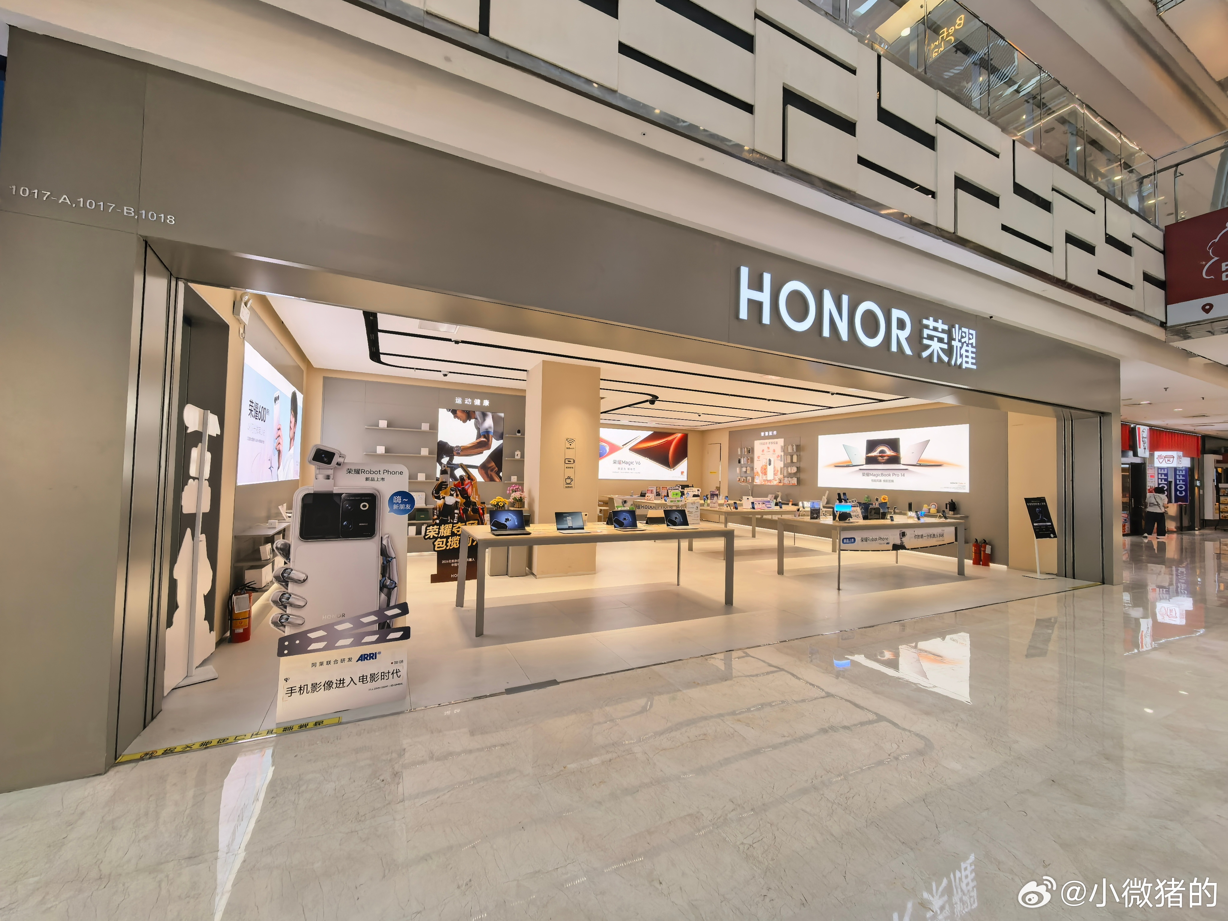 镇江万达荣耀授权体验店
新品机器人手机 ---RobotPhone今日开售啦！

首销
1.YOYO AI会员SVIP 价值 1188/年
2.赠1年云台无忧换 价值398
3.赠新机礼包权益   价值1200
4.标配全套配件        价值636
5.分期免息至高24期
6.以旧换新至高补贴2000
 
地址就在镇江万达广场1楼 荣耀授权体验店
 
 ​