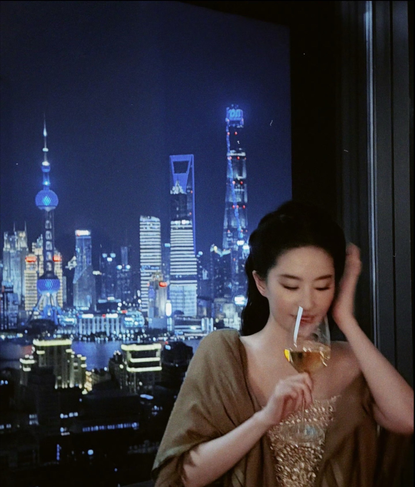 内娱的🍉

1.唐艺昕现在就是贵妇生活，老公每个月给充足生活费，想怎么花都可以，她现在工作单纯是打发时间还有赚点零花。

2.刘亦菲跟瑞幸没有终止合作，拍了新广告换了抬头升级了。

3.赵今麦的鼻子是化出来的。

4.李兰迪考到了潜水证。

5.刘昊然和董子健哪怕不见面，也天天一起打游戏，不会断联 ​