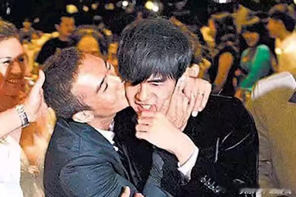 #周杰伦[超话]#  
杰伦在线被强行贴贴[爱慕] ​
