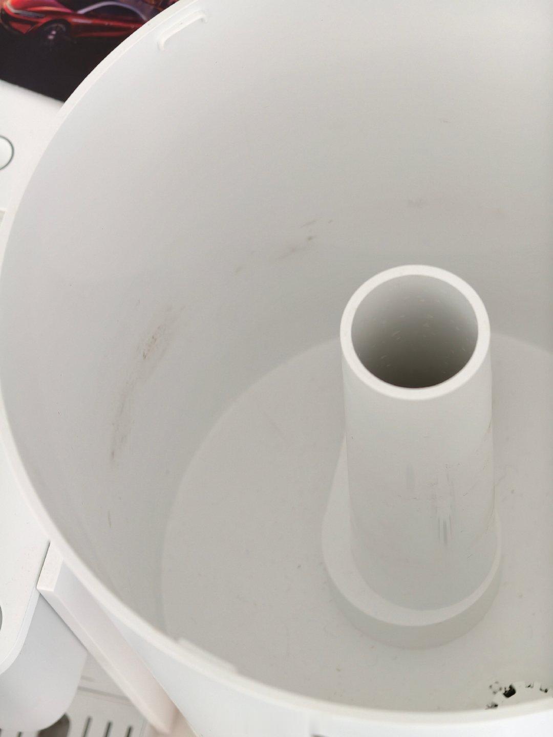 #加湿器加自来水会怎样#加湿器加自来水用久了里面就会上霉，变成一个天然的菌群系统，吸到肺里自带细菌，别问我怎么知道的[裂开]

加湿器最好还是使用过滤水，减少污染，也尽量别用香精油，更别把精油直接倒到水里，不仅会上霉，而且会发臭

加湿器这种难以清洗的小家电，要格外注意清洁、消毒、卫生问题，否则就会给你制造不少麻烦