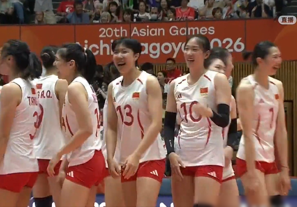 2：10落后，日本主场已经准备庆祝了。
赵勇干了三件事，直接把日本女排打崩了。第一，换董禹含上去变节奏，日本队那口气一下就断了。第二，让龚翔宇站发球位，连着破一传，比分硬是从2：10追到19平。
最狠的是第三件，死打吴梦洁这一个点。日本教练赛后原话，赛前专门做了全套拦防，结果挡不住。吴梦洁26分