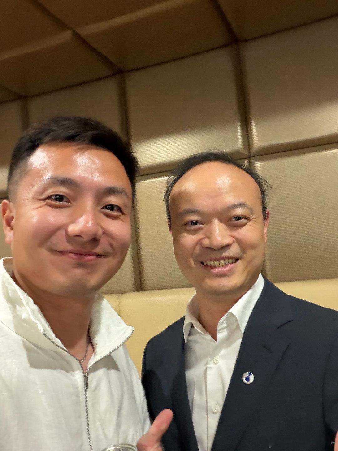 今天一天偶遇了两次慧总！

在车展展台偶遇了一次，在机场休息室又偶遇一次。哈哈哈 这是特殊的缘分。[思考][思考]​