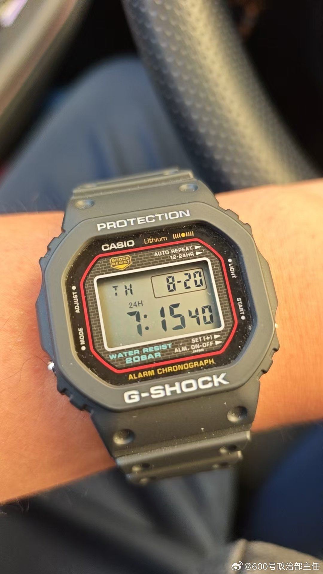 GSHOCK，DW-5000R，是2024年底日产复刻1983初代DW‑5000C的原点方块，旋入后盖，纯电池无电波太阳能，忠实还原初代外观按键布局 。 ​