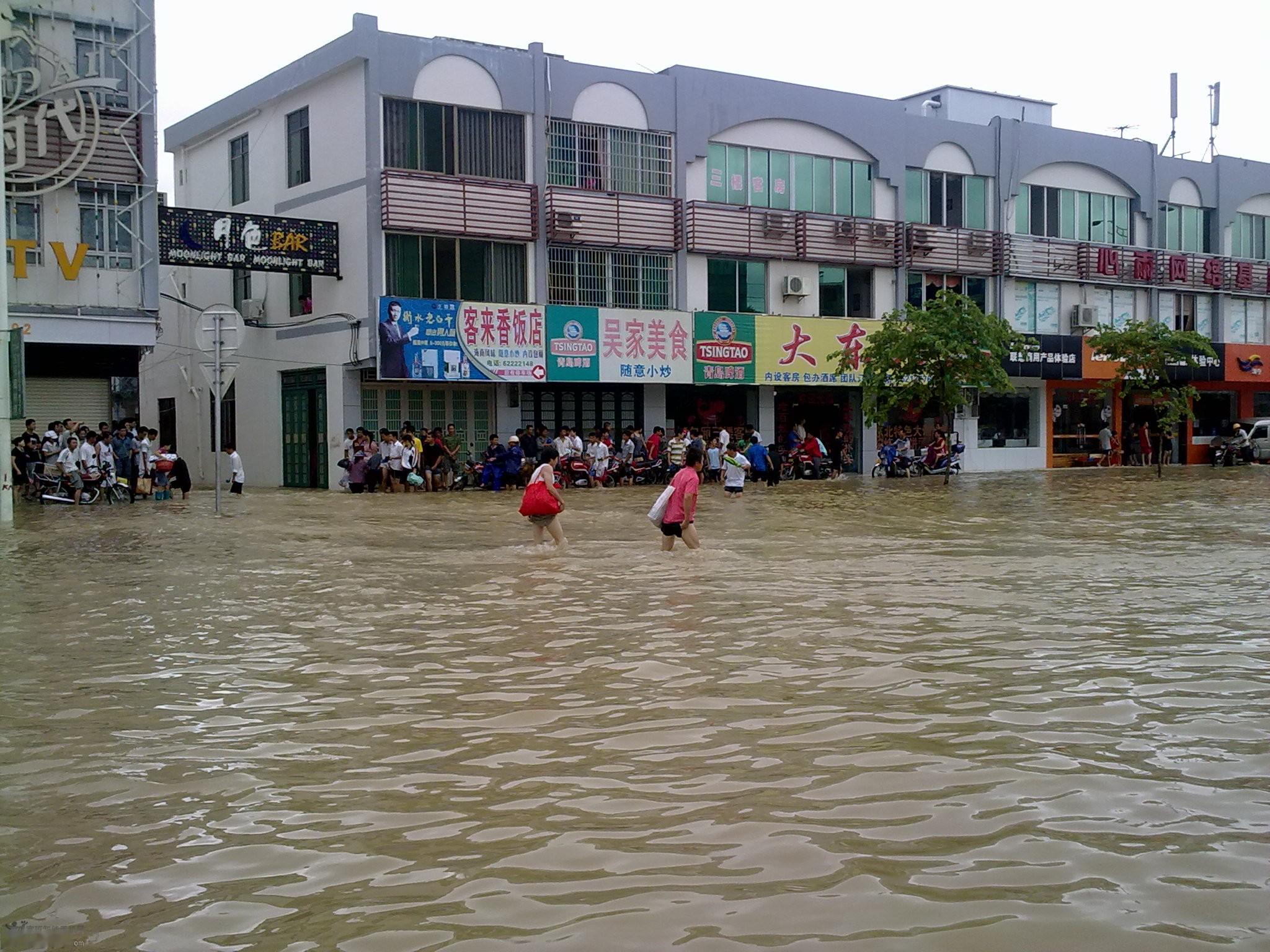五指山出现616.2毫米特大暴雨，打破当地68年降雨纪录，不少人疑惑，海南为什么会出现这样极端的降雨。
 
很多人固有印象里，强降雨大多来自台风。可这一次带来降水的，只是南海的热带低压。这个低压登陆越南之后就停止编号，本身风力并不强。即便中心已经消散，外围环流依旧没有立刻消失，持续把南海海面的暖湿水