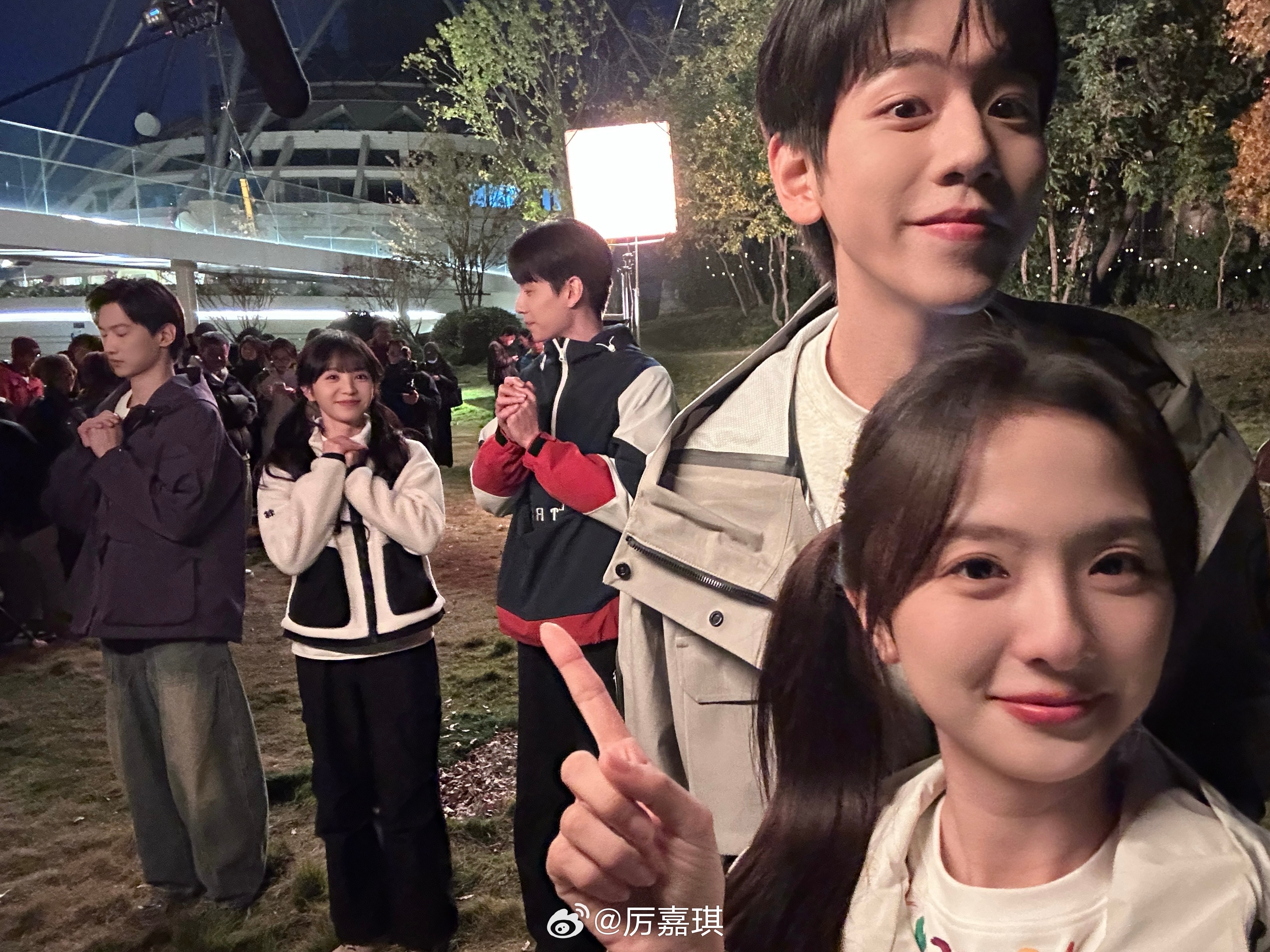 Three T’s for Tingting：
Tender, Tenacious, True.

      拿到剧本的那一刻我就发现，汤婷婷身上有很多我曾经演过的女孩的影子，而她又一点点长成了我向往的样子。
     她像一阵不太安分的风，热烈、莽撞，偶尔迷路，也偶尔把自己吹得东倒西歪。她并不总是知道答案，却依然愿意再往前走一步。那些 ​