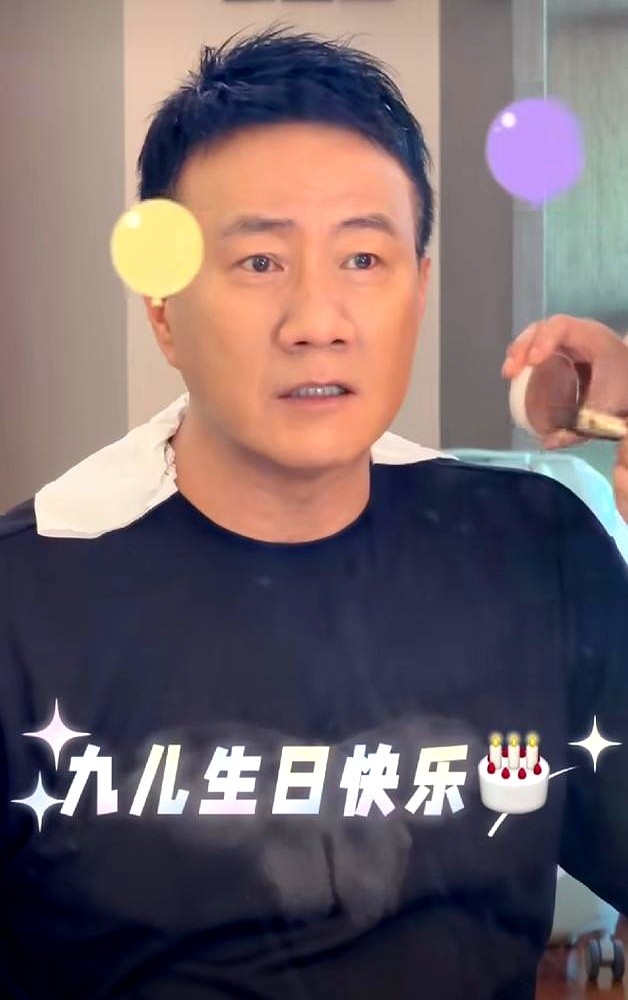 影帝胡军没逼儿子进娱乐圈，反而陪着他去看飞机了。

这头刚飞伦敦坐在台下盯女儿九儿的首场话剧，那头转身就拉着儿子康康钻进航展。康康死磕电影里的武器细节，胡军一句废话没有，直接支持儿子去考飞行执照。

圈里多少星二代被父母硬塞进剧组露脸，胡军偏不干。闺女想登台，他跨国去托底；儿子迷军事，他撒手让小子自