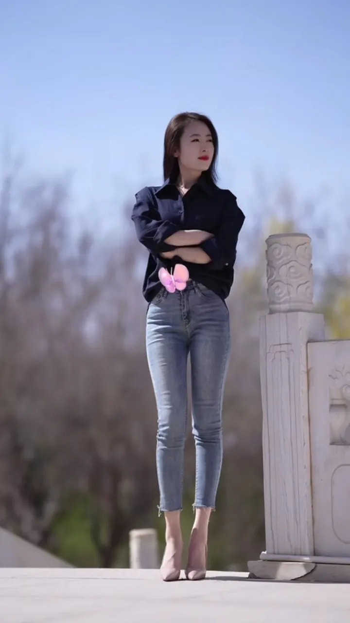 肤白貌美大长腿，性感漂亮美女，都市时尚女孩，自信姿态，粉色蝴蝶结点缀...