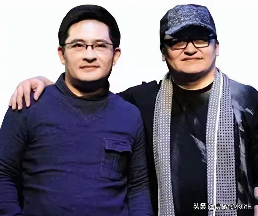 刘欢还有一位亲弟弟名叫刘啸，兄弟二人名字连起来谐音“欢笑”，寓意格外美好。
弟弟刘啸比刘欢小整整10岁，翻看二人合照，五官轮廓高度重合，长相十分酷似，一眼便能看出是血脉相连的亲兄弟。
刘欢在华语乐坛成就斐然，平日里为人低调内敛；弟弟刘啸同样行事低调，极少出现在公众面前，兄弟二人都不愿过度曝光私人生活