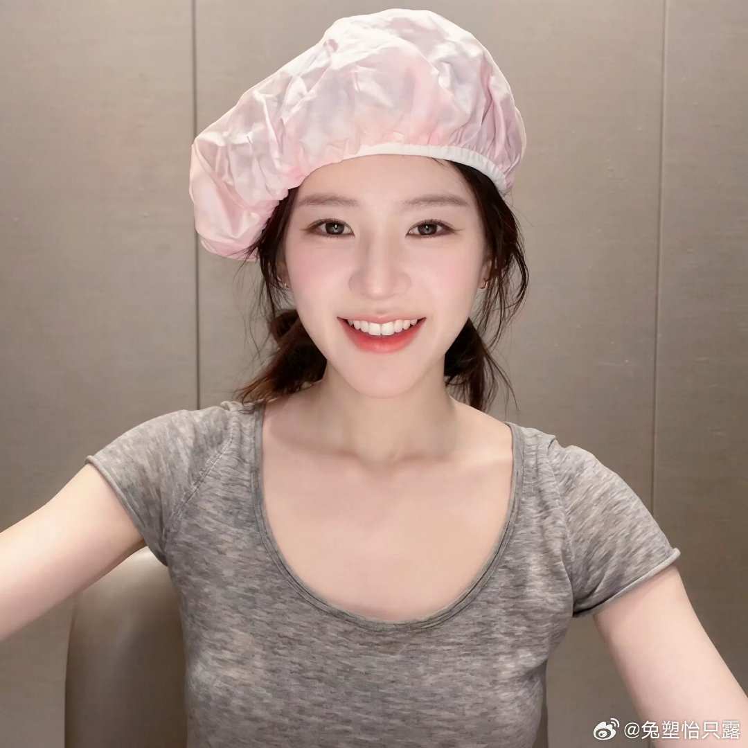#赵露思[超话]# zls#赵露思许我耀眼# zls#赵露思许妍# zls#许我耀眼腾讯热度破32000##zls# 

怎么会有人戴个火锅帽都可以这么萌啊 简直是一只萌萌哒小猪啊[爱慕][爱慕][爱慕] ​