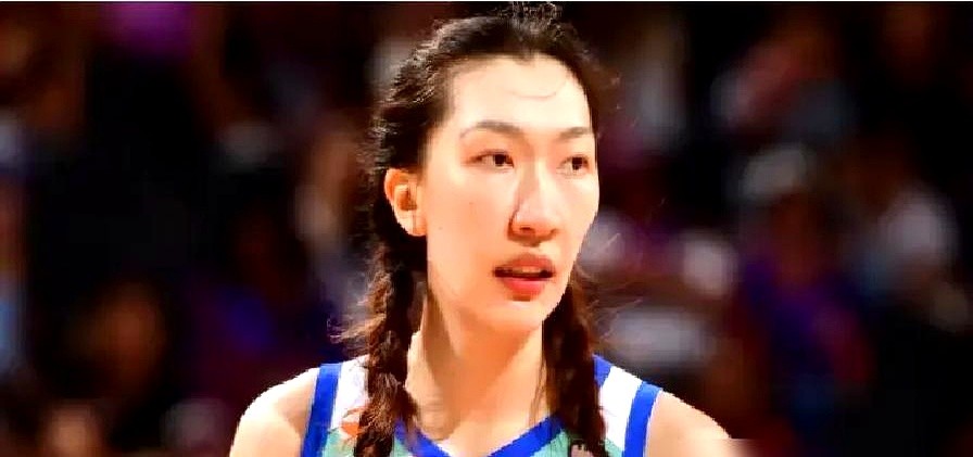 G1正负值+13全队第一，G2三分2中2。结果自由人完成WNBA史上首个黑八的庆功海报，直接把韩旭塞在最角落。

87-71横扫头号种子山猫这场，韩旭替补8分钟。任务就一个：站三分线外牵制对面中锋，给斯图尔特和约内斯库清空突破路线。

斯图尔特赛后直言，球队太需要她那几分钟的换防盖帽和三分了。可惜球