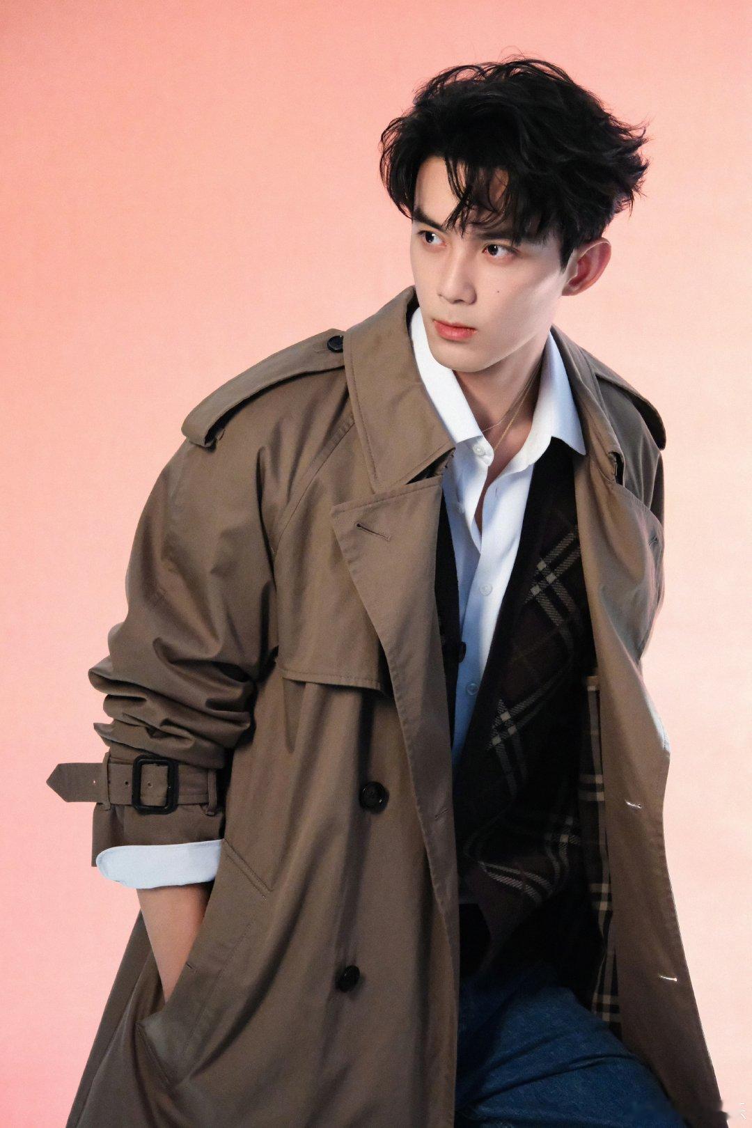 吴磊《嘉人》杂志拍摄已🔒 Burberry推封 ​
