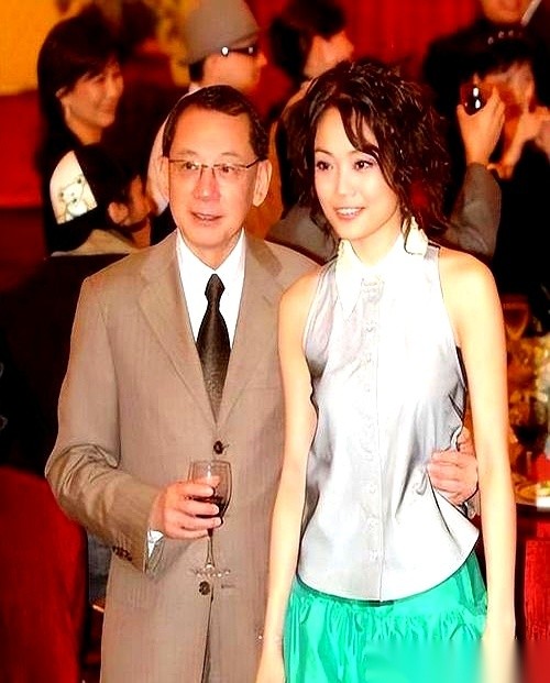 杨受成护着容祖儿走过了整整27年，两人自始至终都没走向婚姻。
当年容祖儿刚出道时因为外形不被看好，全靠杨受成顶住各种质疑砸资源铺路才成了天后。
直到现在，英皇这家公司里关于他们究竟算上下级还是算亲人的议论，依然没有彻底停歇。
很多人看名利场里的男女，脑子里永远只有那一套现成的尺子：
只要一个男人肯替