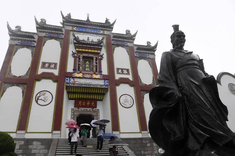 宜昌秭归的屈原祠，长江边的祠堂里供奉着诗魂。 端午节的龙舟赛在江面举行，锣鼓喧天。 屈子的《离骚》刻在墙上，字字如血。 ​