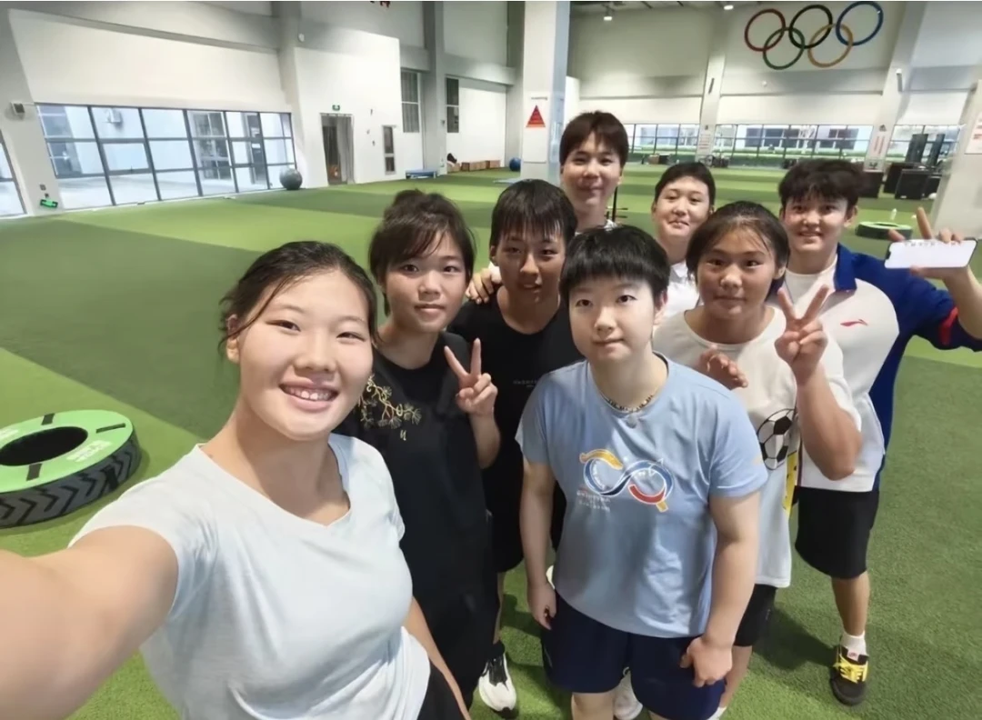 ☺️捡到一张可爱妹宝的新合照……