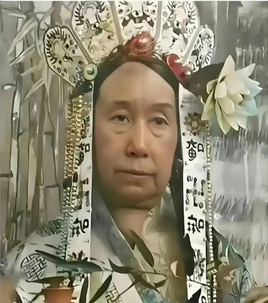 真实的慈禧像，颜值一言难尽。

怪不得她男人咸丰帝，只活了31岁。
宫里老太监私下说过，咸丰爷身子骨本来就不结实，又贪玩。骑射功夫差，批折子头疼，只好变着法子找乐子。后来连圆明园都懒得去，成天窝在烟波致爽殿里，叫人唱戏、喝酒，夜里还要召幸嫔妃。慈禧那时候还是兰贵人，站在一堆八旗秀女里，模样算不上拔尖