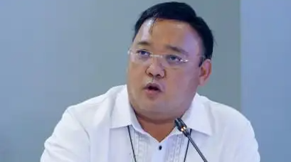 菲律宾政坛闹出滑稽一幕，总统府喊话海外人员回国受审，却连对方身在何处都没摸清！

马尼拉最近这轮追逃喊得很响，真到执行层面就露怯了。

9月18日参议院预算听证上，外长拉扎罗直接说，奥地利没向菲方通报罗克庇护案任何进展，欧盟隐私规则下，庇护申请人信息不会随便给来源国，驻维也纳使馆目前基本两眼一抹黑。