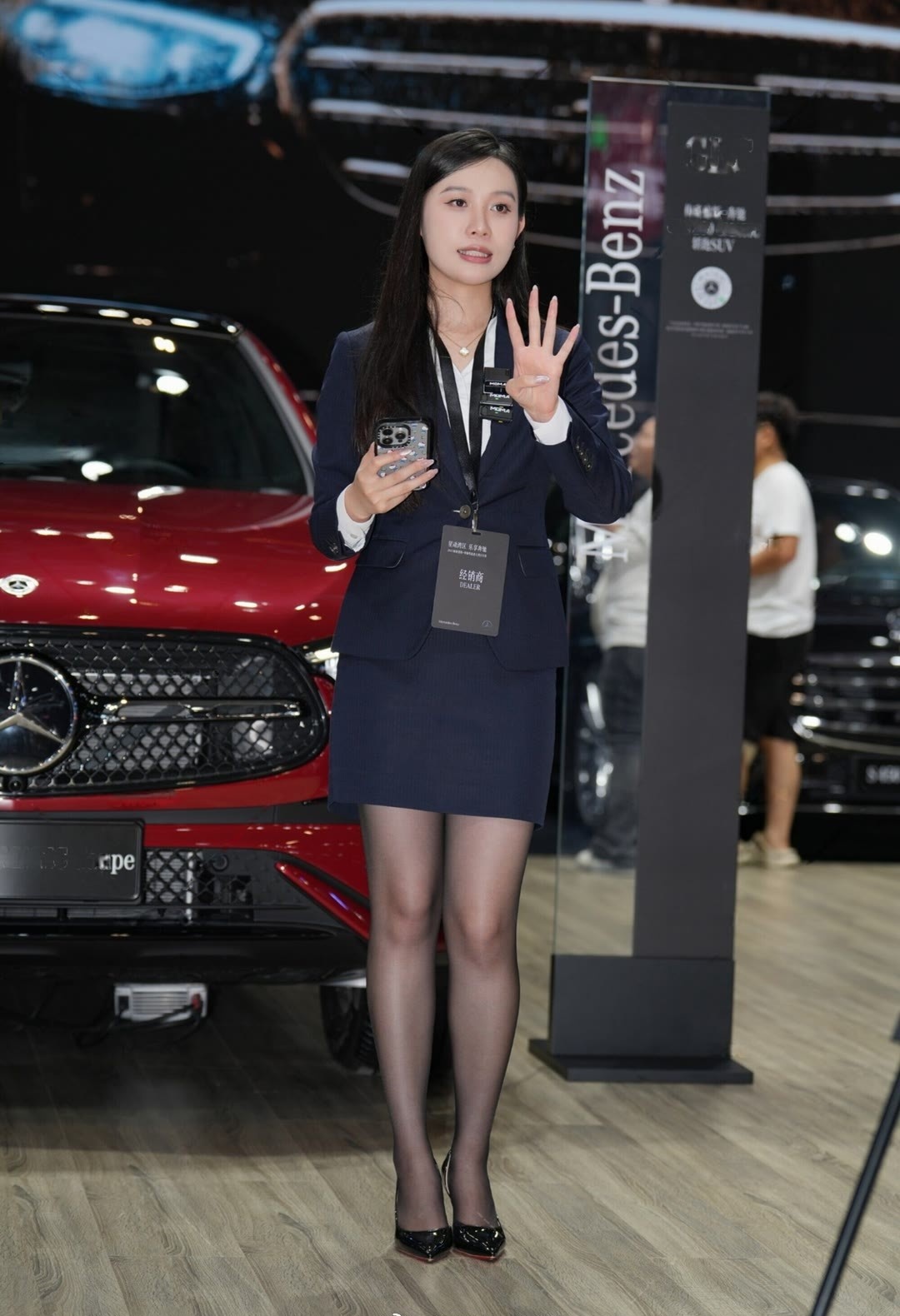 车展上这些小姐姐的穿搭也太吸睛了！干练的职业装搭配精致的丝袜，优雅又不...