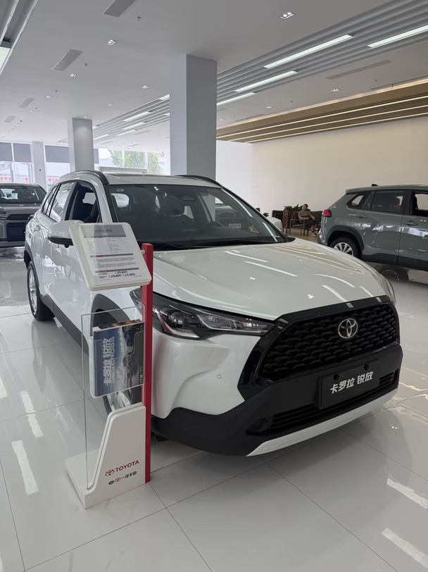 家用SUV高性价比选手✨卡罗拉锐放
	
预算10‑15万选SUV，卡罗拉锐放真的很适合普通家庭和新手司机。硬朗简约的外观，不浮夸，日常通勤、自驾都很适配。
	
TNGA架构开起来平顺好上手，女生也很好驾驭，有燃油和双擎版本可选，双擎油耗很低，加92号油就行，日常代步养车没压力。别看车身不算大，内部空间很惊喜，后排腿部空间宽松，后备箱能放下露营装备、行李箱，家用实用性拉满。
	
诚意满满的是全系标配L2级驾驶辅助，主动刹车、车道保持，高速通勤减轻疲劳，多重安全配置加持，出行安全感拉满。丰田品质稳定，后期故障率低，二手行情表现可观
	
没有花里胡哨的配置，主打省心耐用，追求务实家用、省油好开，锐放值得考虑。
	
#卡罗拉锐放 #一汽丰田#一汽丰田百合丰田#一汽丰田混动智电时代更优解