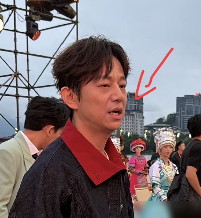 51岁的何炅，被人拍到在户外坐着打盹，眼窝深陷，整个人像被抽干了。
《向往的生活》里他早说过，现在又近视又老花，看观众和看台本都得换着来。工作间隙得找地方眯一会儿，靠台卡撑着。
但转头在微博视界大会上，他直接怼回去：谣传我有衰老焦虑，我眼神好得很，从来没焦虑过。还放话准备再来个三四十年。
一边