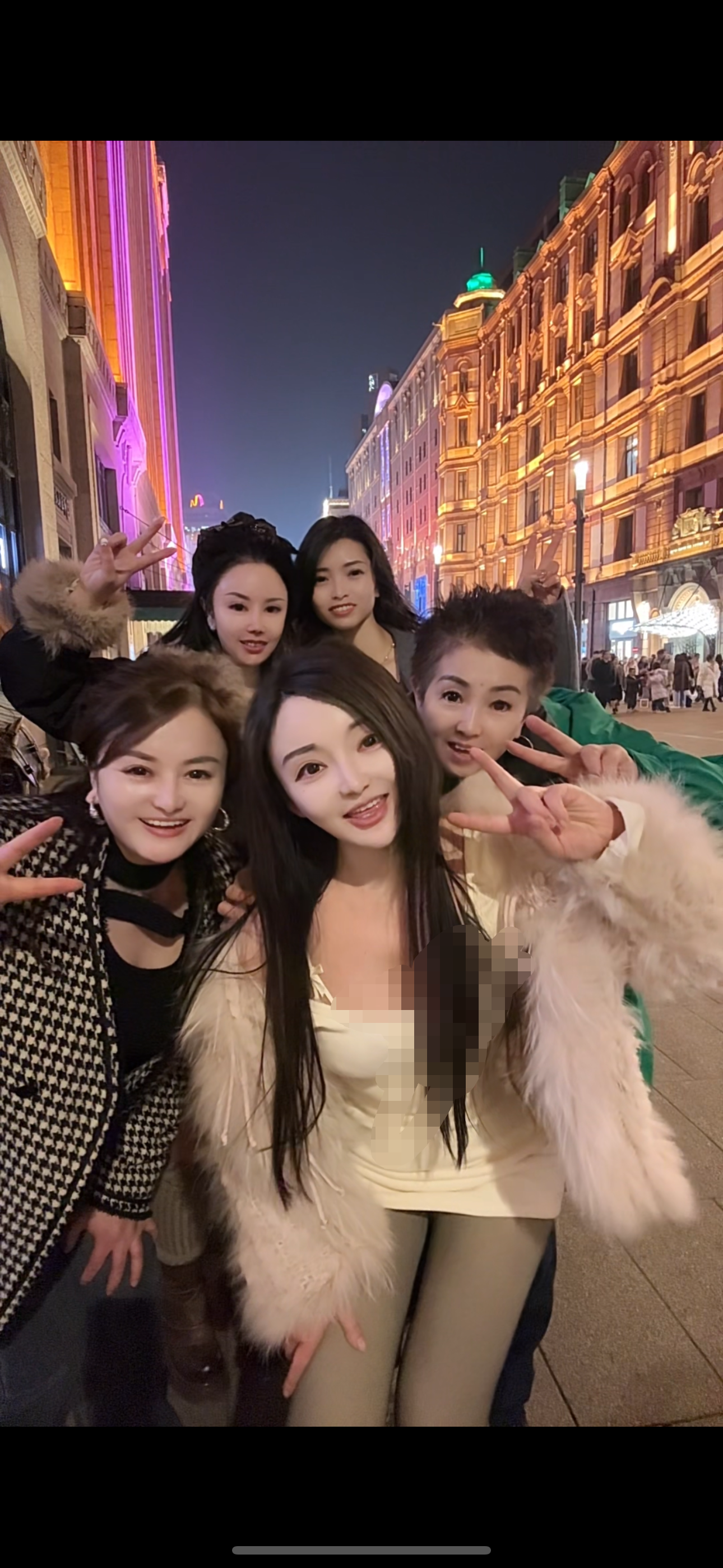 👭姐妹同框，快乐无限量！一起拍照，就是最美好时光。