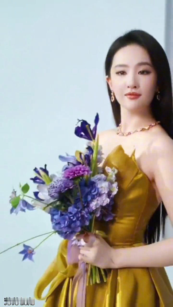 优雅女神手持梦幻花束，散发迷人魅力