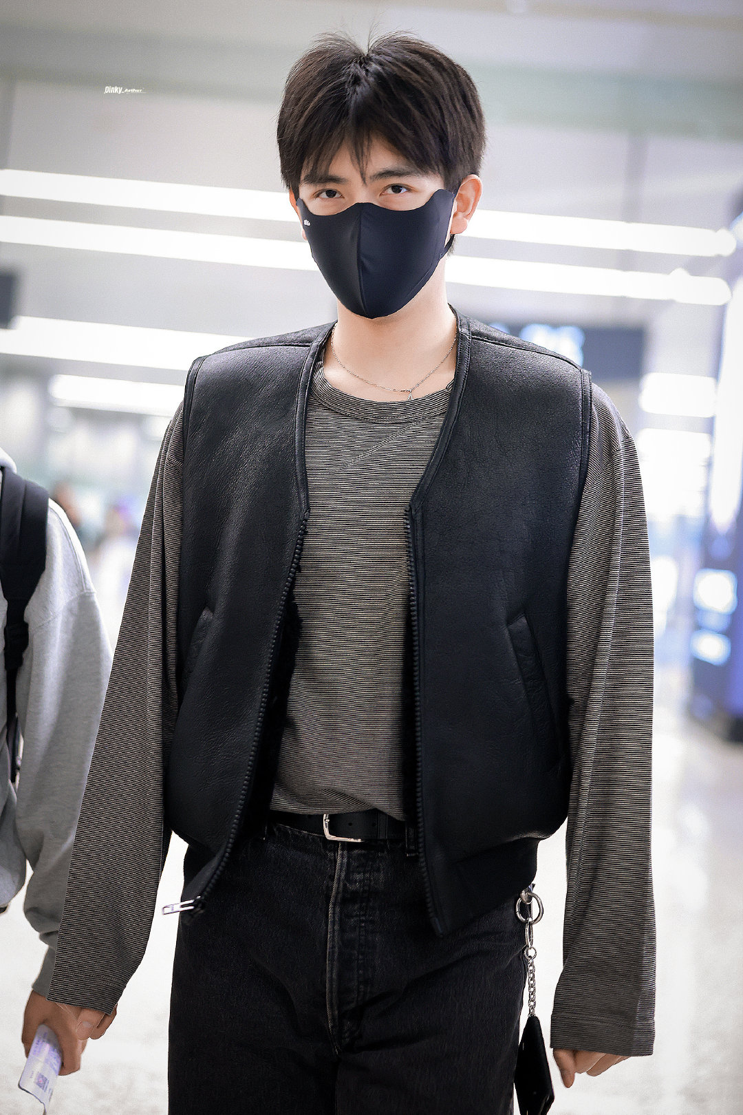 #陈飞宇[超话]# 
此时一名潮瑟向你走来

​