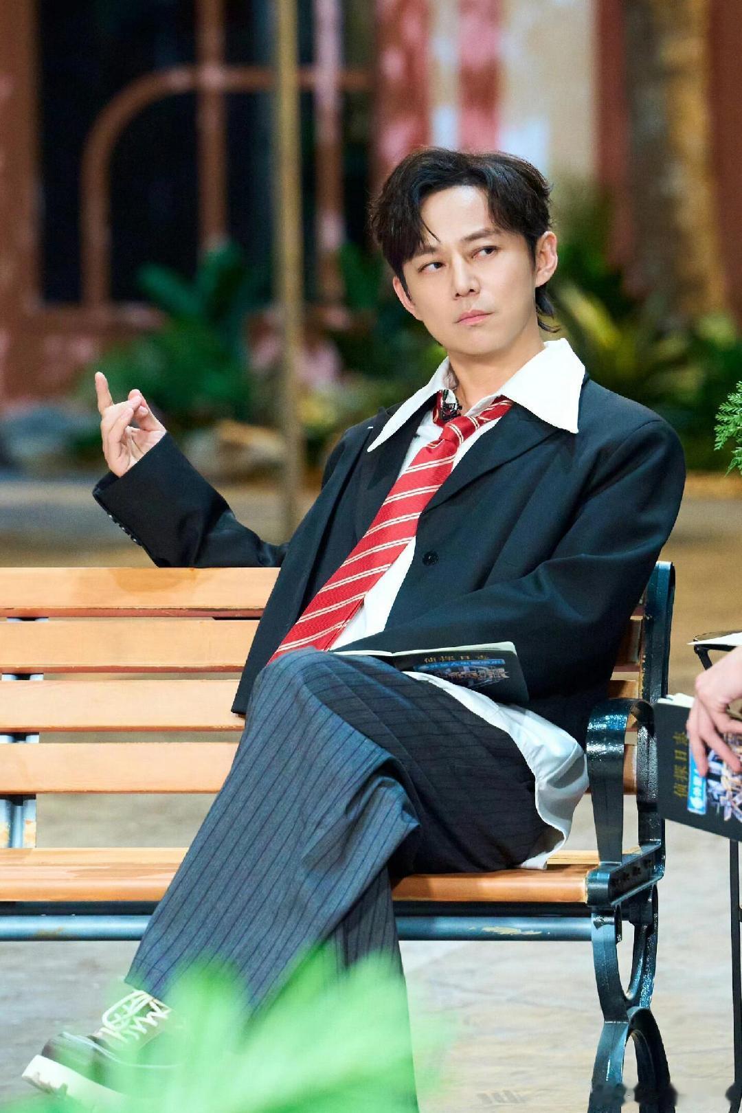 #何炅冲浪真的快# 网友吐槽买《农庄馆客人》门票记错日期错过场次，本来只是随手发个感慨，没想到何炅刷到后立刻转发给主演黄磊，剧组马上联系协调观演机会。何老师的冲浪速度和热心程度真的让人佩服，不愧是20G网速，总能在第一时间接住网友的需求。 ​