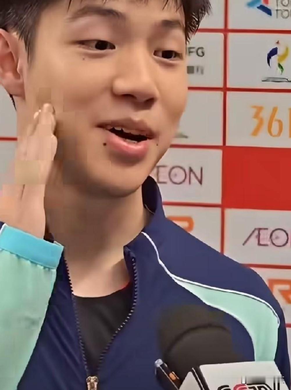 黄友政这采访，记者问一句他答一句，句句都在点子上，最后把记者都逗笑了。

首秀紧张吗？有多紧张？他直接说，紧张，紧张得心都快跳出来了，这话一出来，旁边记者就乐了。

问他从什么时候开始紧张的，他说从备战那会儿就开始了，算进入状态了，这话说得实在，不绕弯子。

再问有没有什么缓解紧张的方法，他回了一句