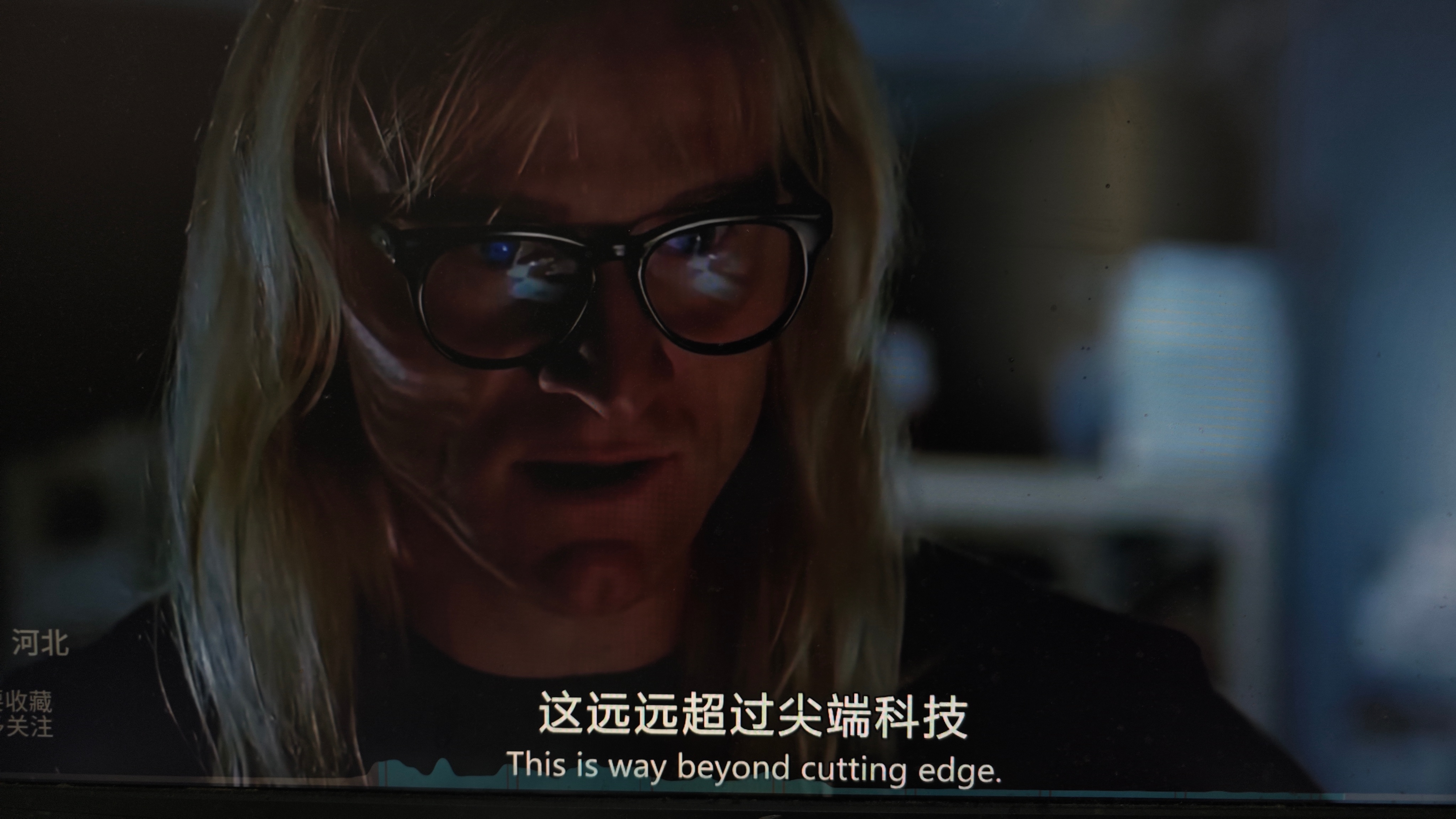 This is way beyond cutting edge.

这非常契合我们之前聊的“精英科技超越想象”的话题。不过，这次我们完全抛开话题，从地道英语表达、语法结构、口语发音和文化背景这几个维度，对这句台词进行超详细的拆解学习。

这句话是：
"This is way beyond cutting edge."

1. 核心词汇与短语拆解

① Cutti ​