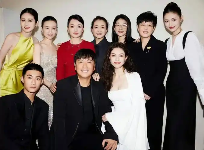 这张合影汇聚了《不完美受害人》剧组主创人员，导演杨阳、编剧高璇与任宝茹，加上一众实力演员同框出镜。周迅一身红衣优雅大气，董洁一袭银色长裙温婉动人，钟楚曦一袭白裙明艳灵动，还有颖儿、黄景瑜、林允等演员，每个人气质各不相同。大家站在一起笑容从容，台前演员绽放光彩，幕后主创默默耕耘，一部好作品，正是台前幕