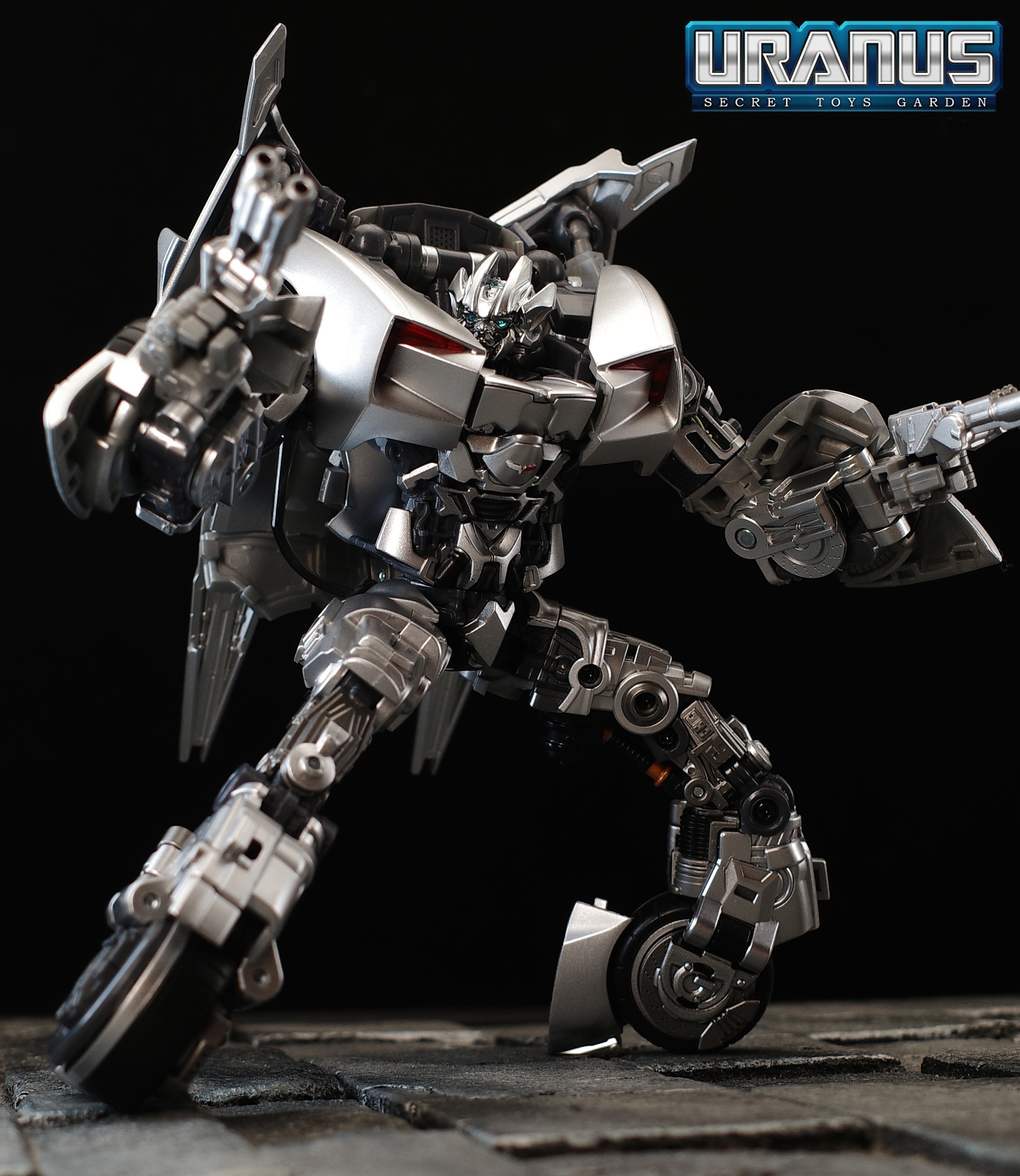 Takara Tomy 变形金刚  MPMN-01 Sideswipe 电影横炮，原型车是雪佛兰“科尔维特”概念跑车，这次的MPN两个型态都做得很帅，绝对是目前最好的电影横炮了。而且这次的脚底轮子设计很稳，真的让人型有种踩在轮子上的感觉，而且特效件的加入让人物更加灵动。美中不足的是，变形时候，有些分件之间会有干涉 ​