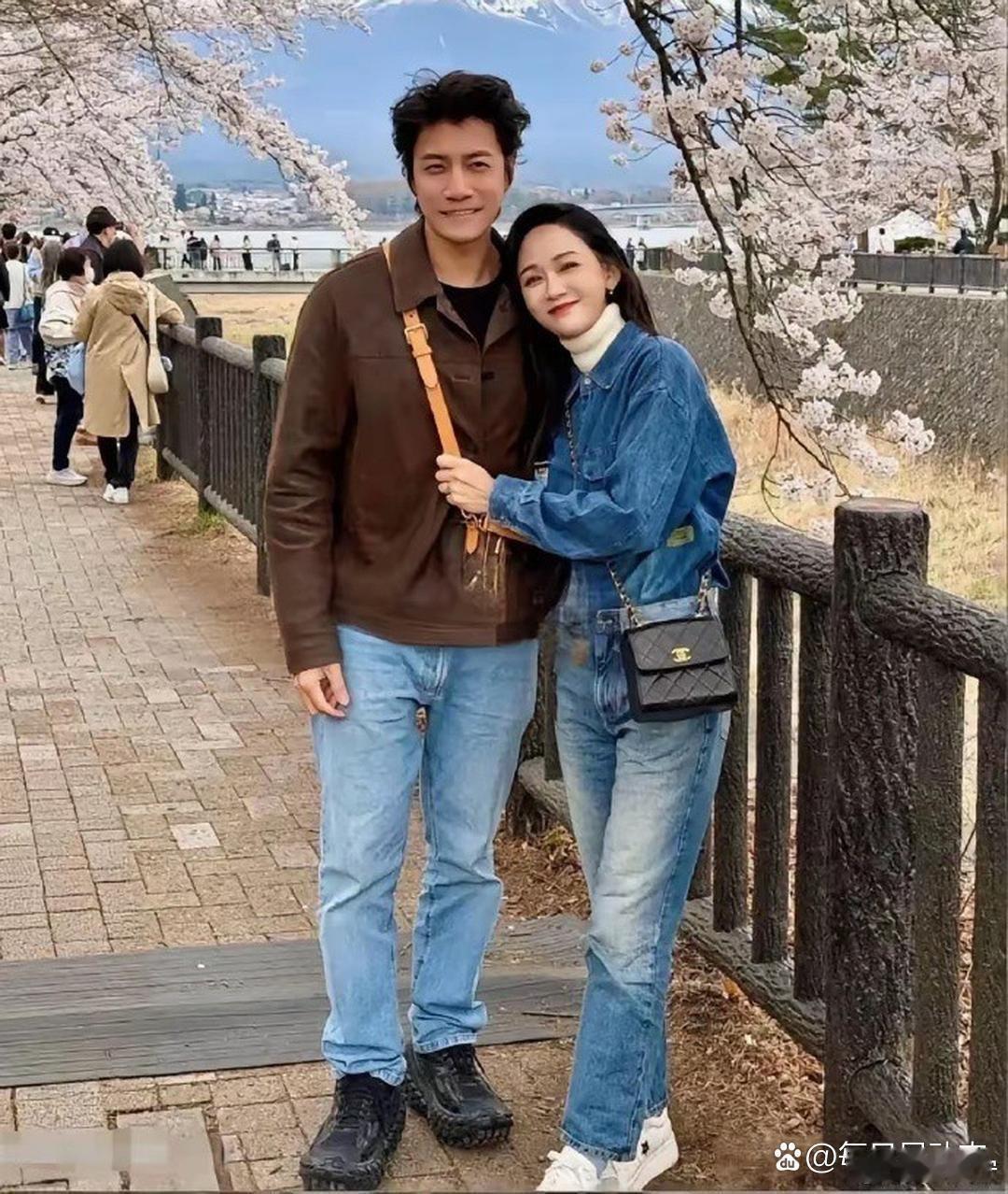 47岁陈乔恩与小9岁丈夫出游，依偎合照，甜蜜状态藏不住。 ​​​