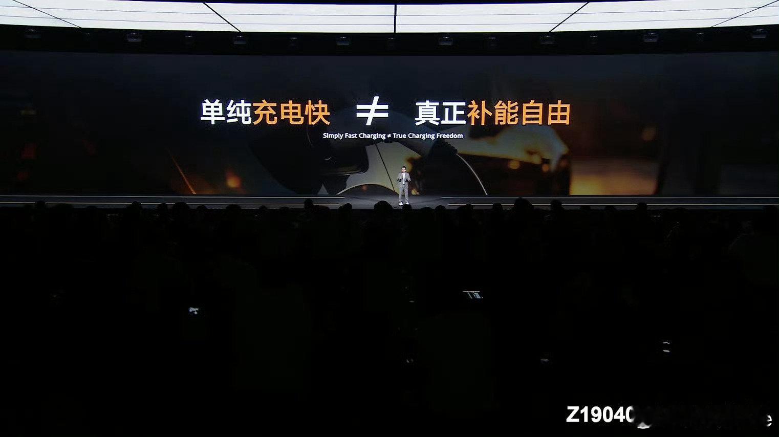 #AI正在偷偷改变你的充电速度#
大家一直都在纠结，大功率快充到底会不会损伤电池。
吉利新发布的AI智充，通过AI提前30秒预判电池温度，实时管控充电状态。领克10的实测结果可以看到，就算是一千千瓦级别的峰值功率，电池温度也控制得相当克制，这套方案还是挺值得期待的。 ​