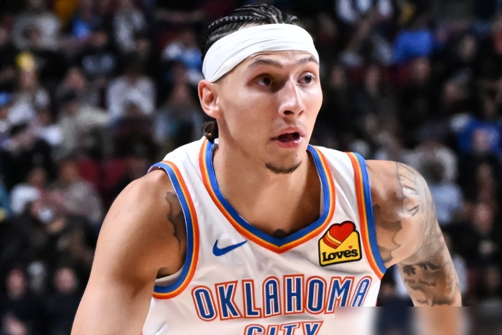 NBA场均2.4分的人，凭啥让北京首钢掏钱签他？
林迪·沃特斯，上赛季还在马刺打正赛，40场常规赛加9场季后赛，三分命中率稳在35%以上。196的身高，能摇摆到三号位，定点投起来是真能拉开空间。
媒体人说得直白：这哥们儿最大的优点是不抢戏。陈盈骏持球，他站底角等着，球来了就投，防守端还肯换防。北