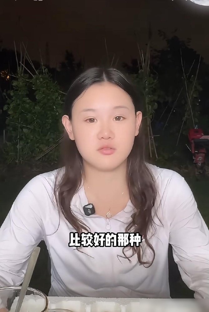 13岁奖金81万，全在妈手里，22岁想拿回来理财，被一口回绝。
张家齐退役后租房独居，节目里把这事摊开了说。10岁进国家队，15年跳水，钱没少挣，账没摸过。现在她签了MCN，粉丝290万，助农直播单场破百万，登顶双榜第一。
从被观察的闺女，变成观察室嘉宾。她发长文，配了和母亲的合照，说正视隔阂，
