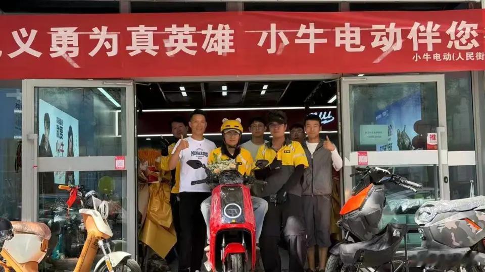 #外卖员撞行凶者1天涨粉近10万# 
近日，青海外卖小哥于荣先用电动车撞倒持刀男子，阻止了一起恶性事件。动作干净利落，被网友戏称为“国服孙策”。他个人账号首条视频点赞超340万，粉丝近10万。美团奖励5000元并庆生，小牛电动送车，王者荣耀喊话要送“专属谢礼”。
面对网友“万一担责怎么办”的担忧 ​