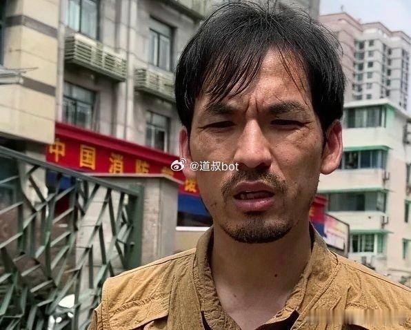 #打假网红铁头一审获刑8年#

又是一个看了热搜才知道的人。

又是一个【匪相】，众生相系列，不用看其他，带土匪气质的人，必有官非牢狱，不用看五官，不用看皮肤，不用听声音[可爱]

只要看着像土匪，就一定有官司牢狱[偷笑]。

铁头，胡子拉碴，眉浓眼恶，颧骨带疤，一看就不是好人[笑cry] ​