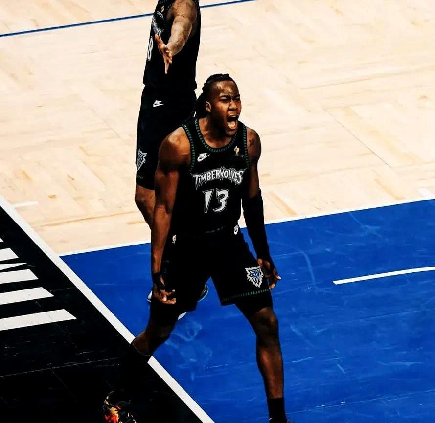 NBA季后赛替补也能拿43分？这事儿还真发生了。    森林狼队俩主力...