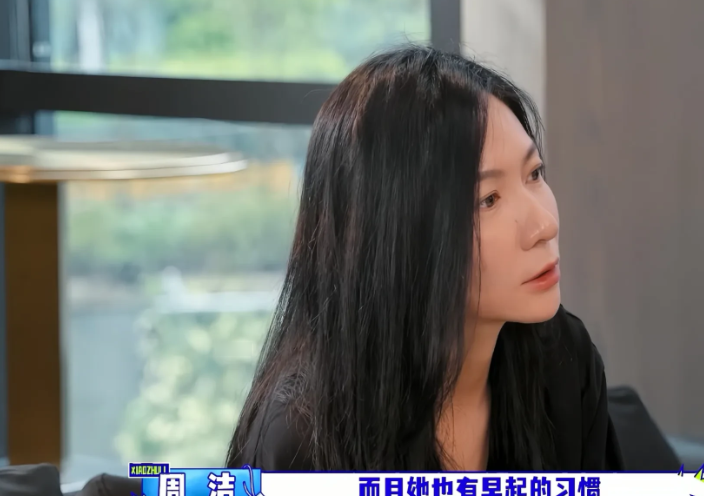 佟丽娅的经纪人对胡军和李乃文说：“丫丫有早起的习惯，她不睡懒觉。”胡军：“多早起？”经纪人：“早上七八点就起了，因为她要陪朵朵晨读。而且她没有化妆师，都是自己化妆。”
 
胡军和李乃文俩人的表情同步，都是吃了一惊又一惊。
 
因为他们要给佟丽娅当两天的助理，他们要负责佟丽娅的所有工作和琐事，佟丽娅有