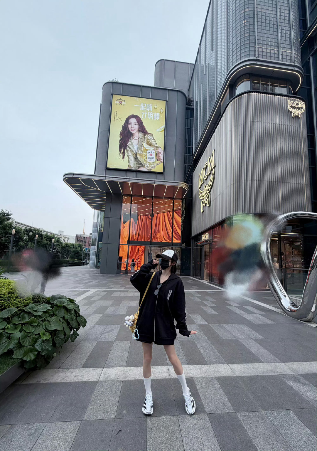 #偶遇宋雨琦打卡自己海报#
成功女人的背后是自己[手指比心] ​