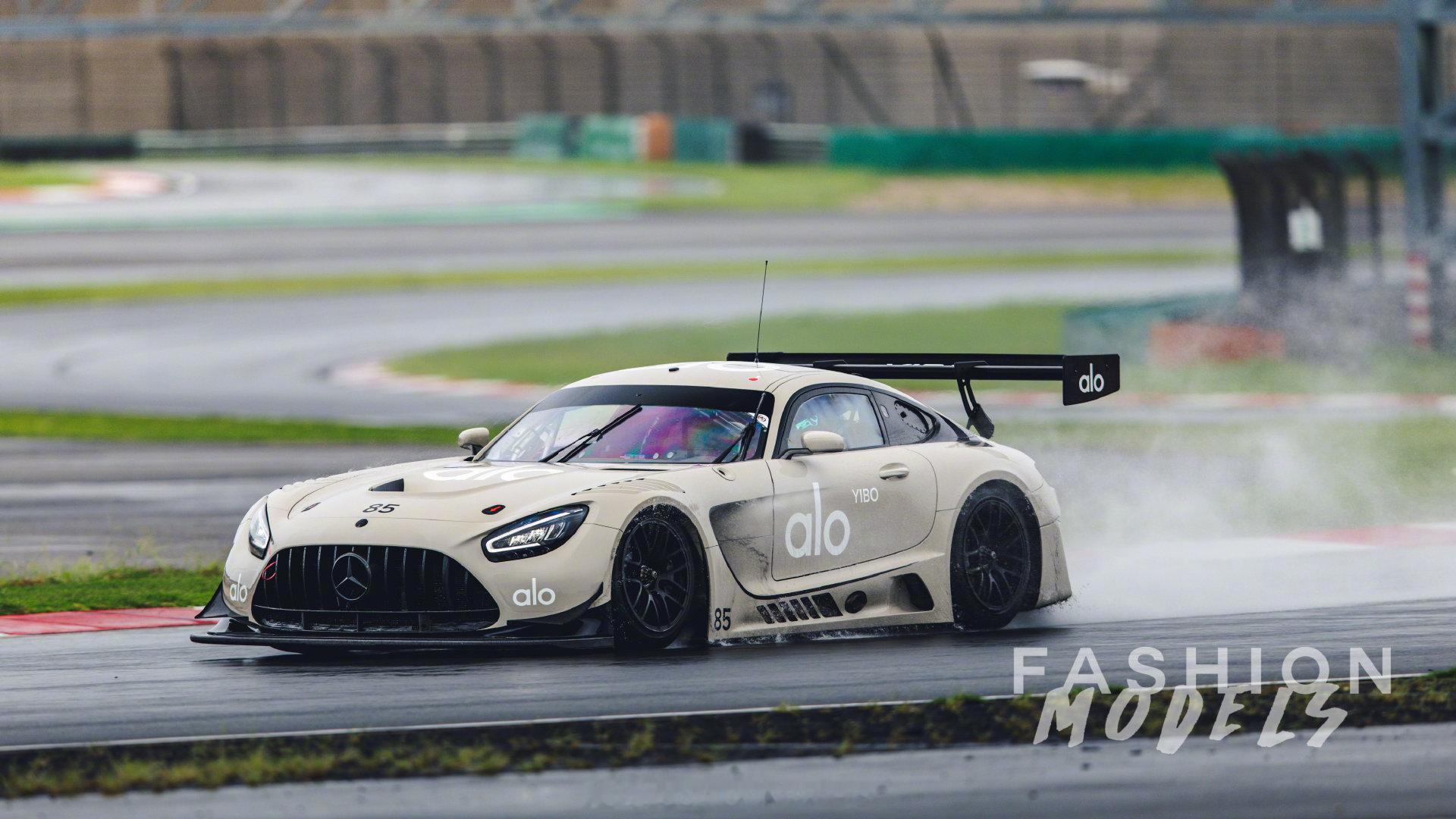 独家首发｜当#王一博#驾驶他的alo特别涂装赛车🏎️ ​