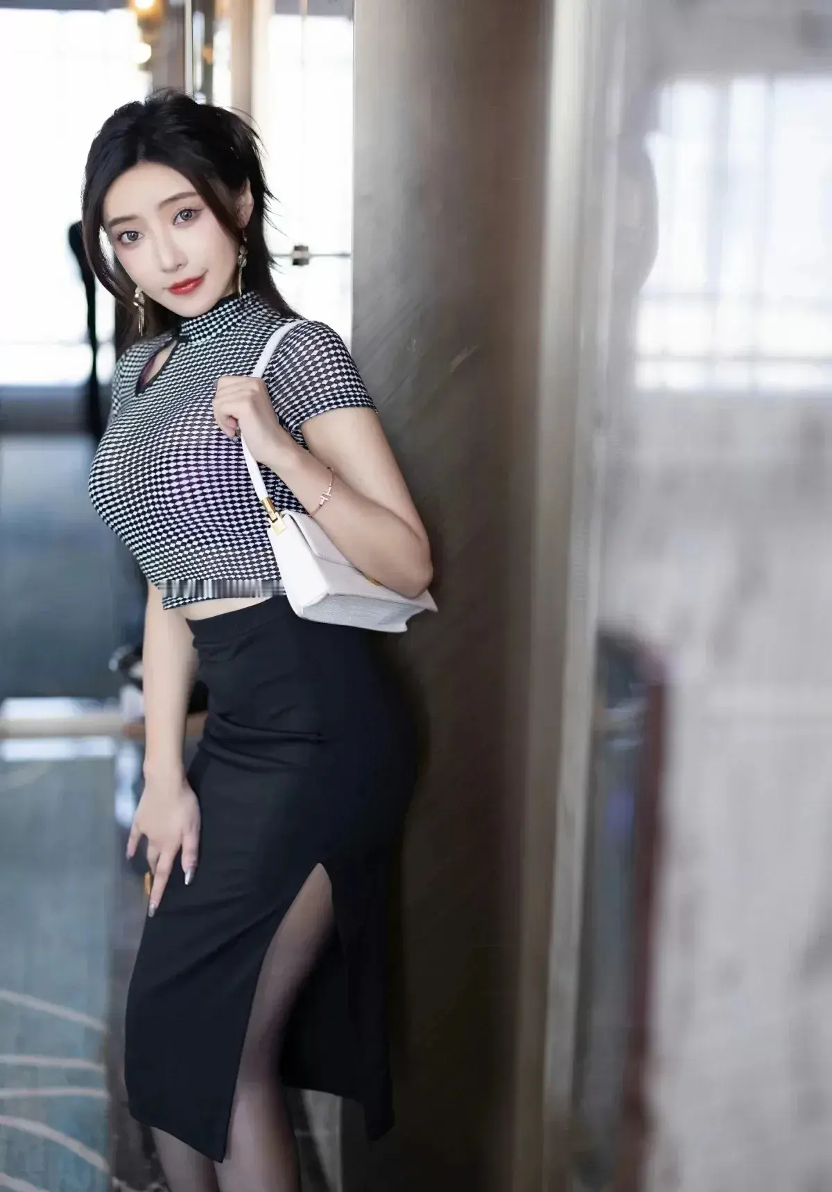 谁穿都漂亮吗写真丨属实有点会，包臀裙开叉，黑丝大长腿