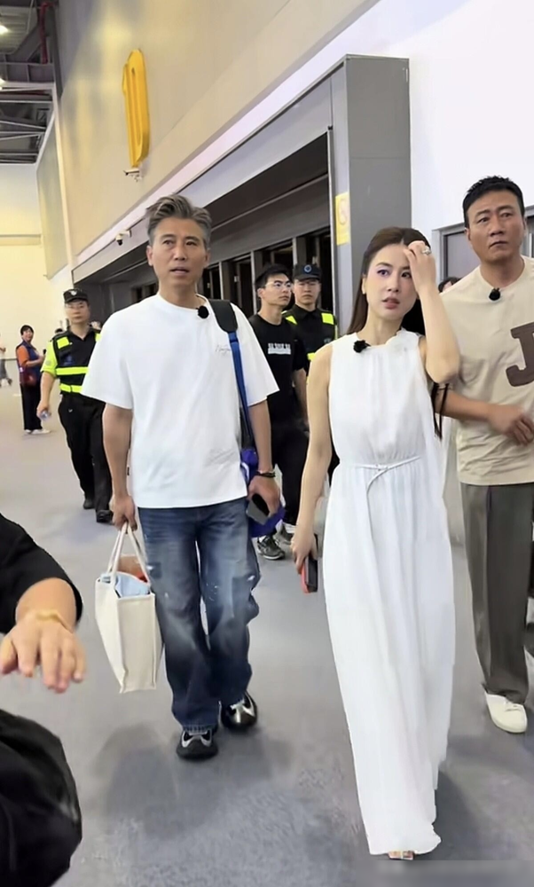 娱乐圈男星都在拼命染发装嫩，51岁的李乃文却顶着满头白发，硬生生扯下了中年油腻的遮羞布。
最近他和58岁的胡军同框录节目。胡军身材紧实，一身硬汉气。再看旁边的李乃文，满头花白，连发根都不带染的，就这么大剌剌地梳个背头，笑着面对镜头。
换别人早容貌焦虑了，他倒好，不装不藏。网友直接调侃他是古希腊掌