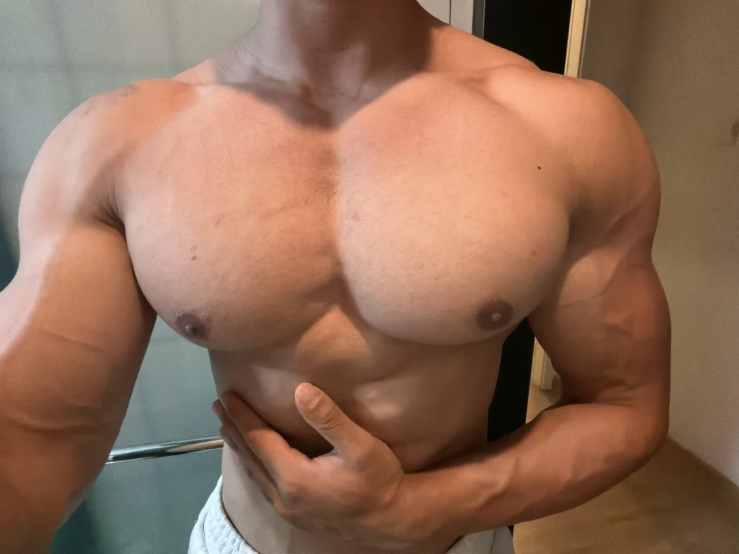 想把背练出明显的V形，不只是把背练厚，背阔肌下部也要练。
	
很多人背部训练的问