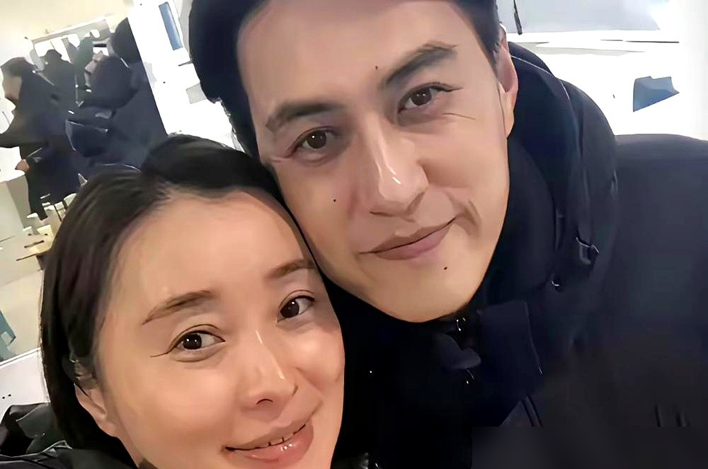 靳东守了十几年的合影规矩，居然被吴越打破了。
之前他跟圈里女星合照，永远保持半臂安全距离，胳膊绝不越界，李小冉、蒋欣、江疏影这些合作过的老友，同框都规规矩矩，避嫌人设稳得不行。
这次跟吴越的新合影直接破了例，俩人脸贴脸挨着头，笑得毫无包袱，半点儿边界感都没讲。
俩人认识快十年，三次搭戏，吴越早